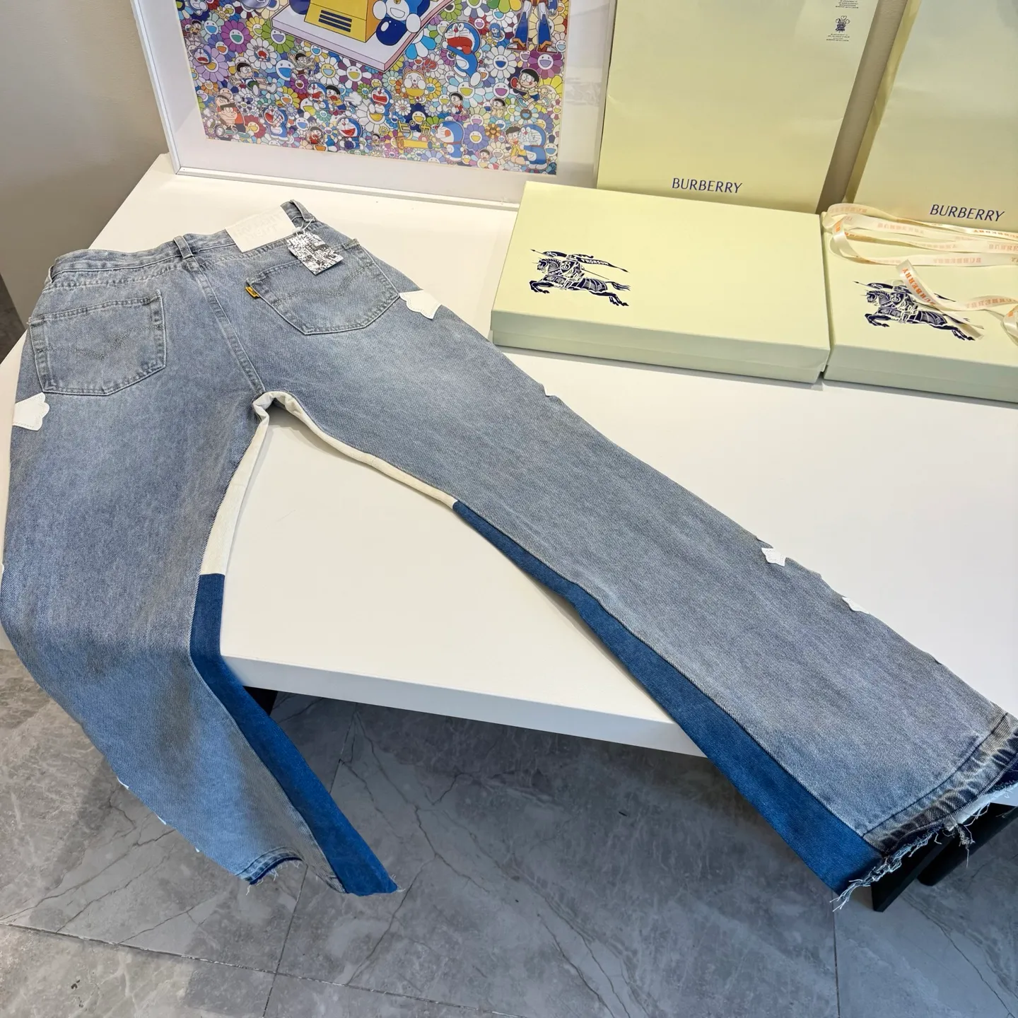 P290 model number: D441 GALLERY DEPT & Chrome hearts, multi-leather white cross loose washed flared jeans, truly restoring the ultimate vintage texture. The original hardware accessories, washed and other elevators, QR code analysis are all purchased from the original factory, with high degree of restoration. You are welcome to compare the products~ Three-dimensional version, loose and comfortable, not picky about the figure, tall and slim, factory Seiko, original factory quality control, same style for men and women, can be matched with couples, versatile recommendation Jeans that are a must-have for all seasons. Trendy people have been disappointed. From the quality selection of fabrics, the tailoring of details, and the matching of patterns, they are all impeccable! The upper body is so handsome when worn...it can be easily worn by men, women and children! The craftsmanship is made of heavy-duty washed pure cotton denim fabric. After washing, it is soft and thick. It is very stylish when worn. Size: 28, 30, 32, 34, 36 (S-XXL) Color: Stitching Size reference # 28 trouser length 100 waist 72 30 trouser length 102 waist 76 32 trouser length 104 waist 80 34 trouser length 106 waist 84 36 pants length 108 waist circumference 88
